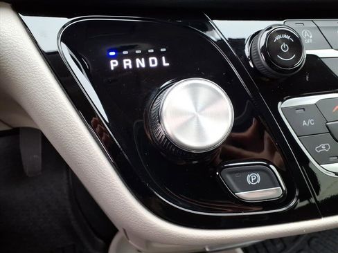 Used 2024 Chrysler Pacifica Touring-L image 17