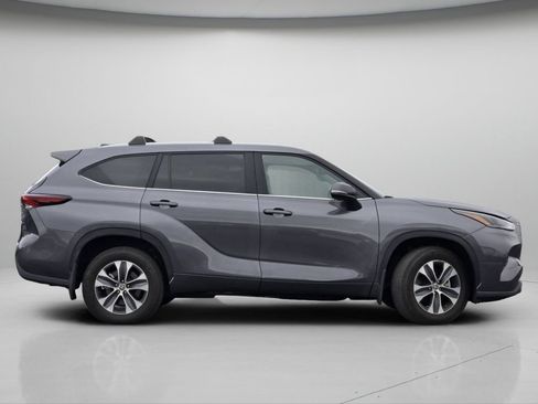 Used 2024 Toyota Highlander XLE AWD/4WD image 25