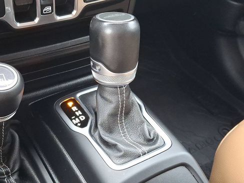 Used 2021 Jeep Gladiator Overland w/ Popular Equipment Package AWD/4WD image 14