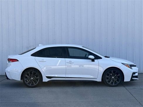 Used 2023 Toyota Corolla SE image 3