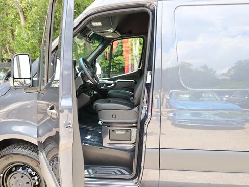 Used 2025 Mercedes-Benz Sprinter 2500 image 8