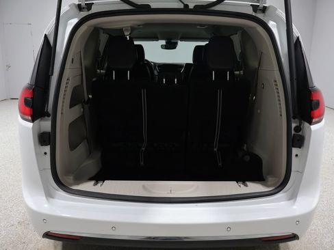 Used 2024 Chrysler Pacifica Touring-L FWD image 19