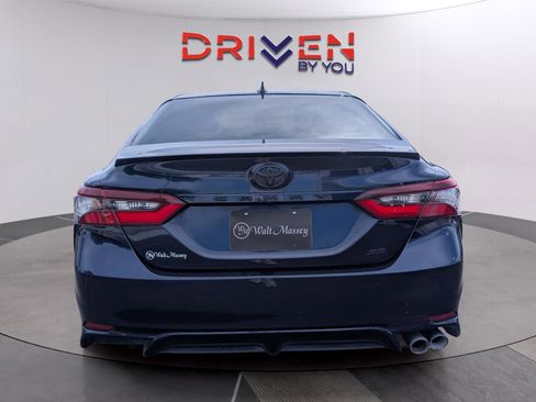 Used 2022 Toyota Camry SE image 4