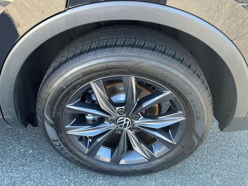 Certified 2024 Volkswagen Tiguan SE w/ Panoramic Sunroof Package image 4