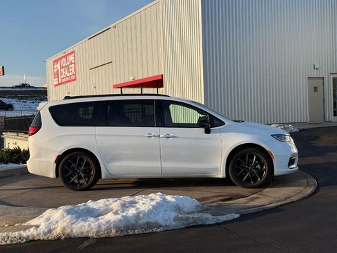 Used 2025 Chrysler Pacifica Limited image 2