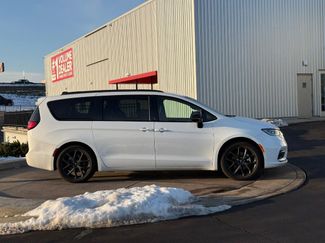 Used 2025 Chrysler Pacifica Limited video 2