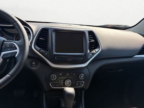 Used 2018 Jeep Cherokee Latitude Plus image 11