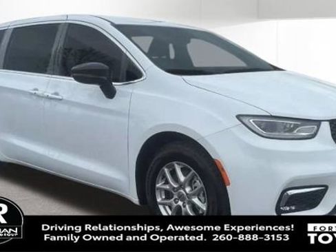 Used 2024 Chrysler Pacifica Touring-L image 4