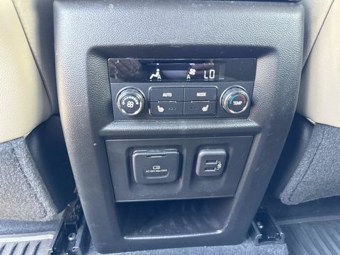 Used 2023 Chevrolet Traverse Premier AWD/4WD image 32