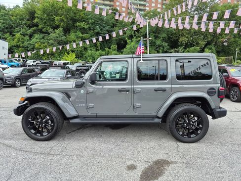 Used 2021 Jeep Wrangler Unlimited Sahara w/ Cold Weather Group AWD/4WD image 11