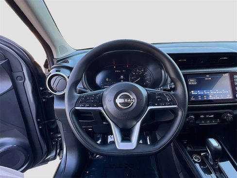 Used 2022 Nissan Kicks SV image 10