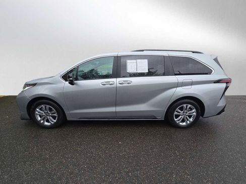 Used 2023 Toyota Sienna XSE AWD/4WD image 6