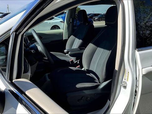 Used 2022 Chrysler Voyager LX image 31