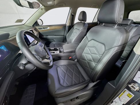 Used 2025 Volkswagen Atlas SE image 13