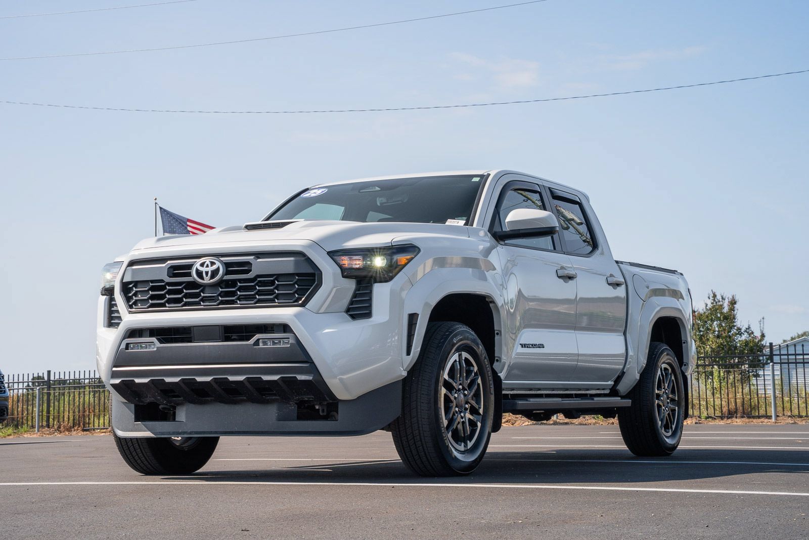 Used 2025 Toyota Tacoma TRD Sport AWD/4WD image 3