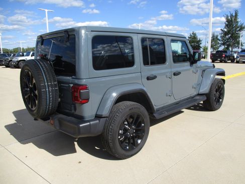 Used 2025 Jeep Wrangler Unlimited Sahara AWD/4WD image 5