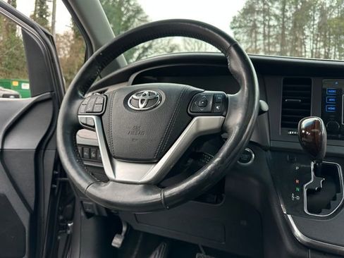 Used 2015 Toyota Sienna Limited Premium image 21