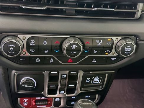 Used 2025 Jeep Gladiator Mojave w/ Convenience Group AWD/4WD image 18