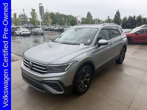 Used 2022 Volkswagen Tiguan SE w/ Panoramic Sunroof Package AWD/4WD image 3