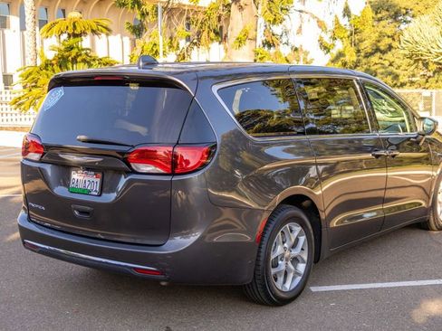 Used 2017 Chrysler Pacifica Touring Plus w/ Tire & Wheel Group image 12