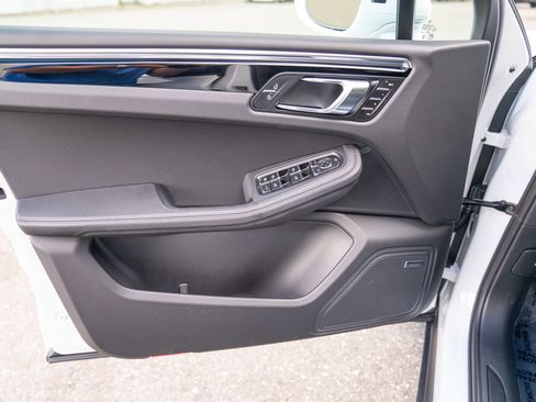 Certified 2025 Porsche Macan image 10