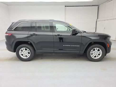Used 2023 Jeep Grand Cherokee Laredo image 12