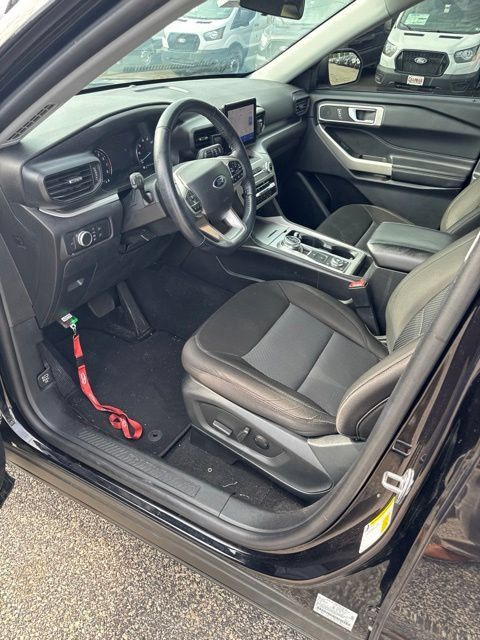 Used 2022 Ford Explorer XLT AWD/4WD image 3