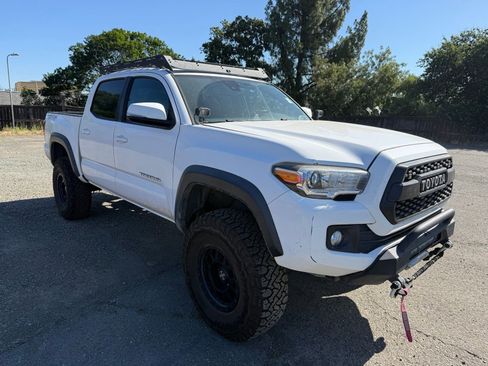 Used 2019 Toyota Tacoma TRD Off-Road w/ Technology Package AWD/4WD image 8