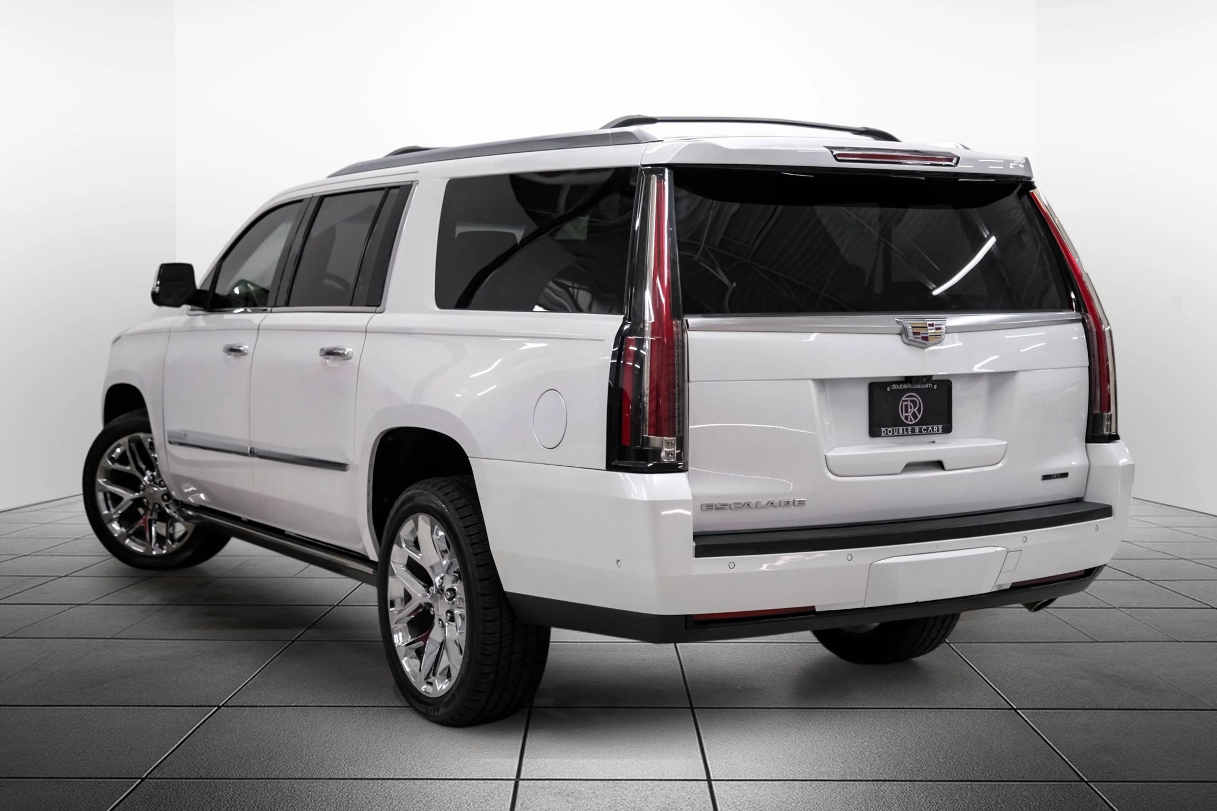 Used 2017 Cadillac Escalade ESV Platinum AWD/4WD image 11