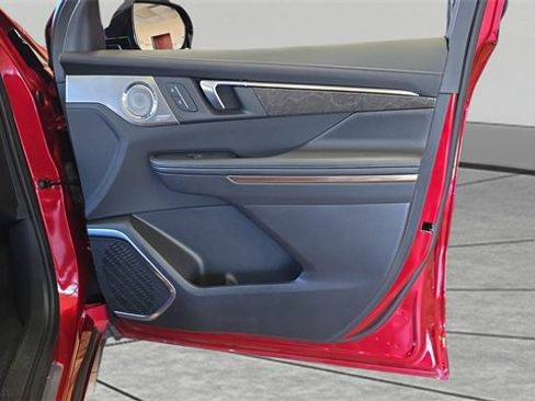 Used 2025 Buick Enclave Avenir image 25