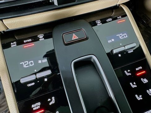 Used 2025 Porsche Macan image 17