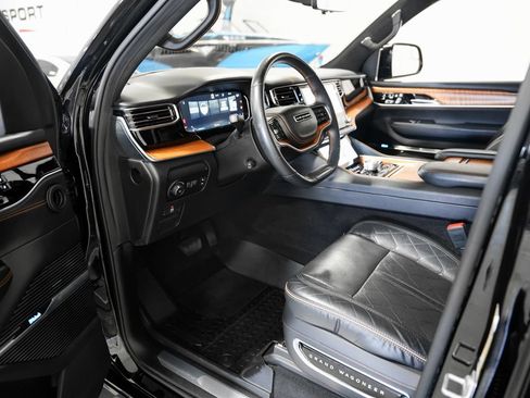 Used 2022 Jeep Grand Wagoneer Series III w/ Rear Seat Video Group 1 AWD/4WD image 9