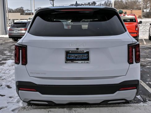 Used 2025 Kia Sorento LX image 7