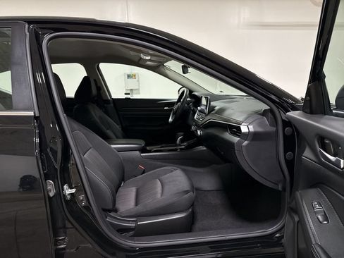 Used 2024 Nissan Altima 2.5 SV FWD image 21