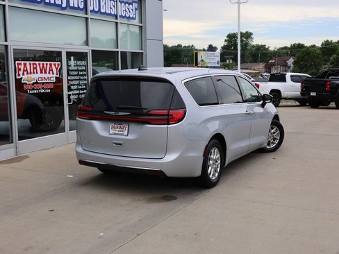 Used 2024 Chrysler Pacifica Touring-L FWD image 47