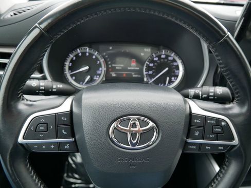 Used 2022 Toyota Highlander XLE AWD/4WD image 25