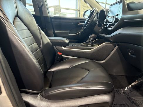 Used 2022 Toyota Highlander XLE AWD/4WD image 27