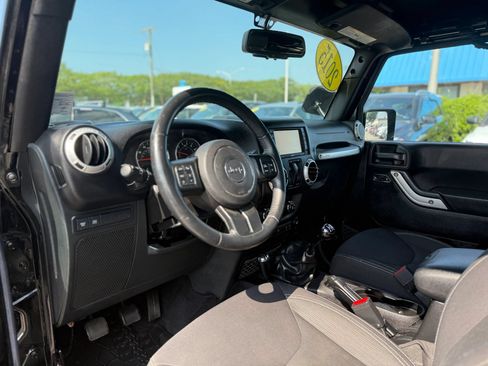 Used 2015 Jeep Wrangler Rubicon w/ Power Convenience Group AWD/4WD image 15
