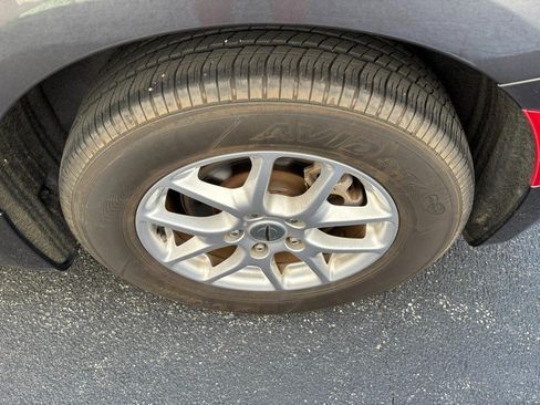 Used 2023 Chrysler Pacifica Touring-L FWD image 9