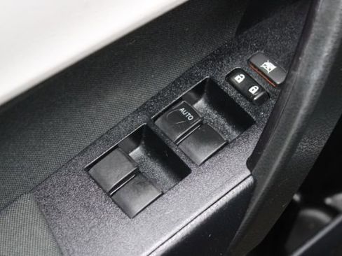 Used 2018 Toyota Corolla LE image 9