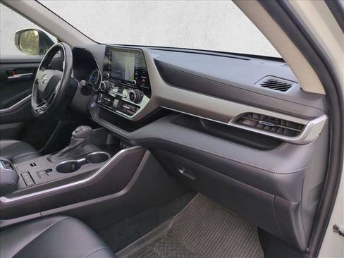 Used 2021 Toyota Highlander XLE image 23