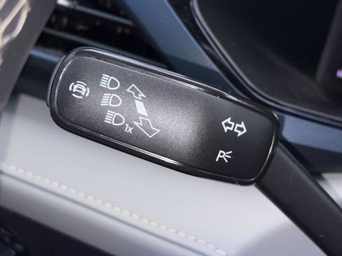 Used 2024 Volkswagen Taos SE w/ MDO Package FWD image 21