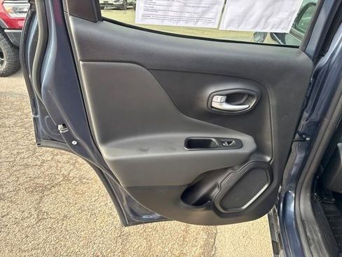Used 2023 Jeep Renegade Latitude AWD/4WD image 19