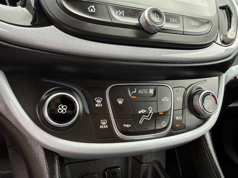 Used 2018 Chevrolet Volt LT FWD image 13