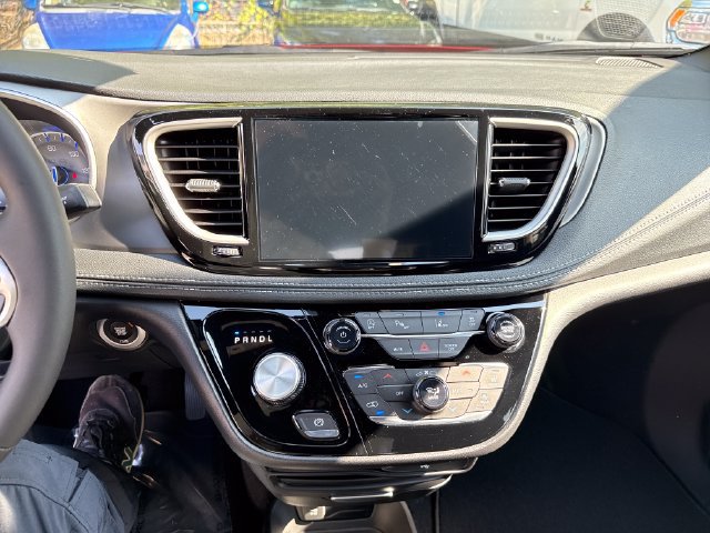 New 2027 Chrysler Pacifica Select FWD image 22
