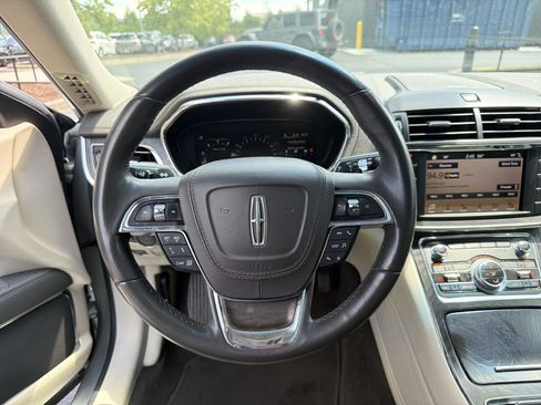 Used 2019 Lincoln Continental Select FWD image 11