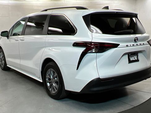 Used 2024 Toyota Sienna LE FWD image 3