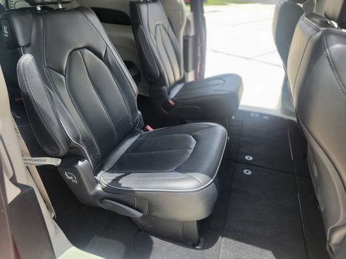 Used 2020 Chrysler Pacifica Limited FWD image 15