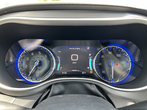 Used 2025 Chrysler Pacifica Select FWD image 13
