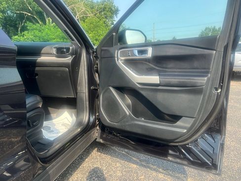 Used 2022 Ford Explorer XLT w/ Equipment Group 202A AWD/4WD image 39